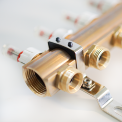 Rozdzielacz mosiężny 6 obwodowy ze złączkami PEX + Pompowa GRUNDFOS oraz SKRZYNKA PODTYNKOWA do ogrzewania podłogowego C.O.