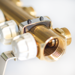 Rozdzielacz mosiężny 13 obwodowy ze złączkami PEX + Pompowa GRUNDFOS oraz SKRZYNKA PODTYNKOWA do ogrzewania podłogowego C.O.